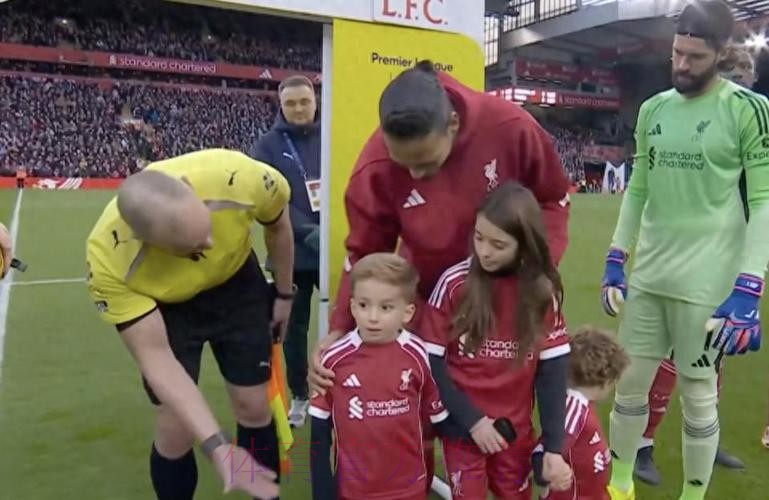 安菲尔德感人一幕!若塔幼子担任球童,裁判躬身击掌,你永不独行 安菲尔德感人一幕!若塔幼子担任球童,裁判躬身击掌,你永不独行